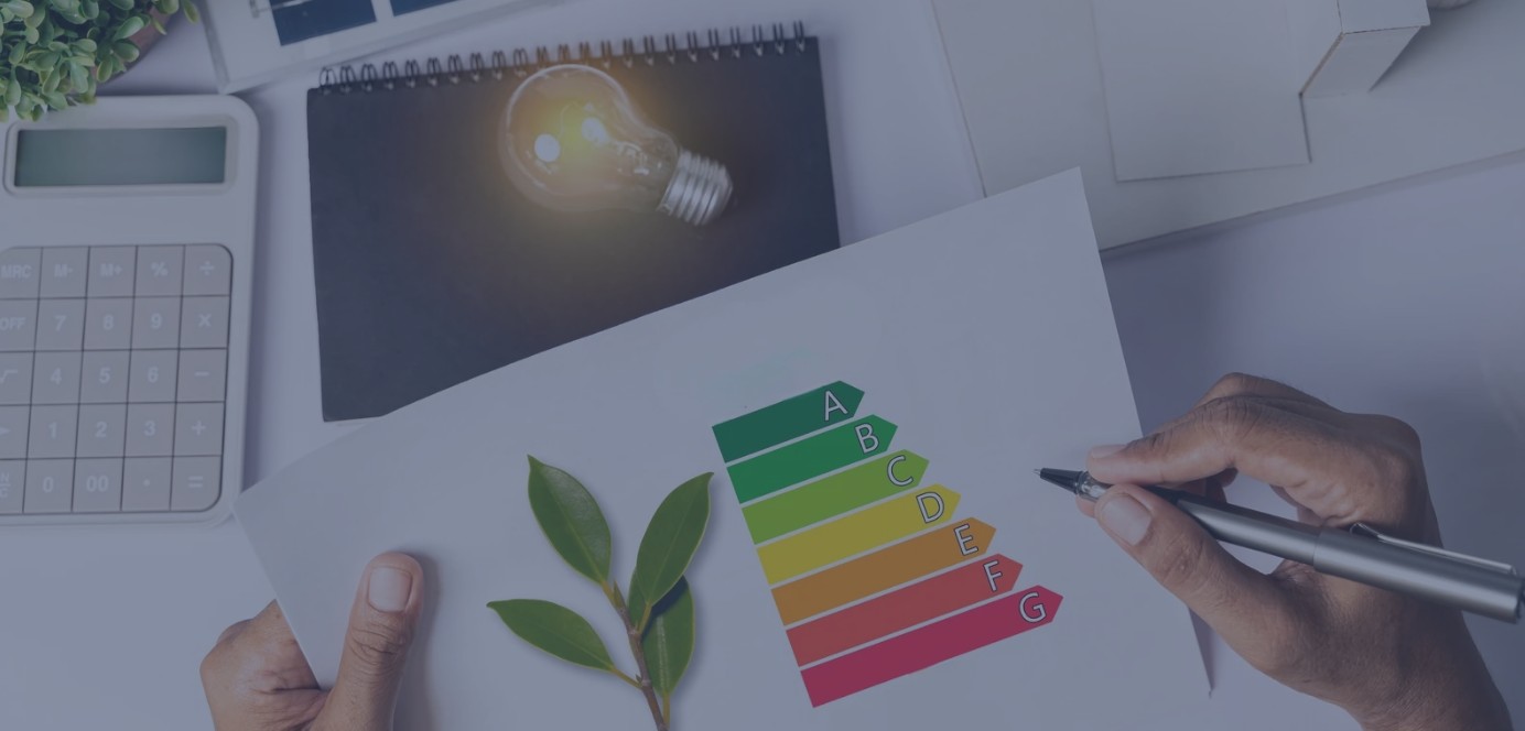 Étiquette de performance énergétique et ampoule illustrant l’évolution du prix de l’énergie en 2026 et les enjeux de consommation énergétique.