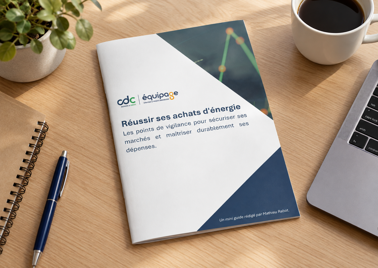 Mockup réaliste du mini-guide « Réussir ses achats d’énergie » posé sur un bureau en bois